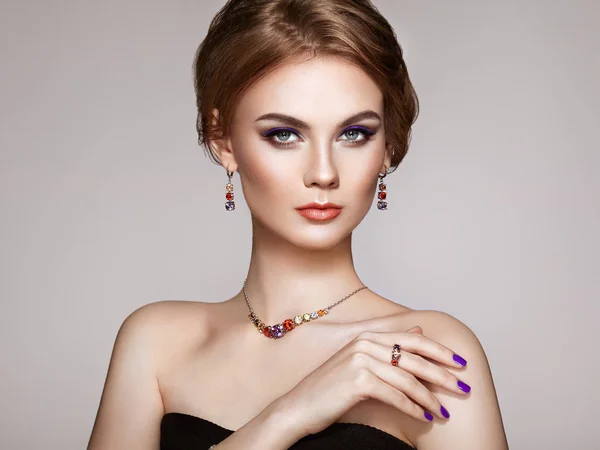 Portrét Krásná Žena Šperky Modelka Fialovou Manikúrou Nehtech Elegantní Účes — Stock fotografie