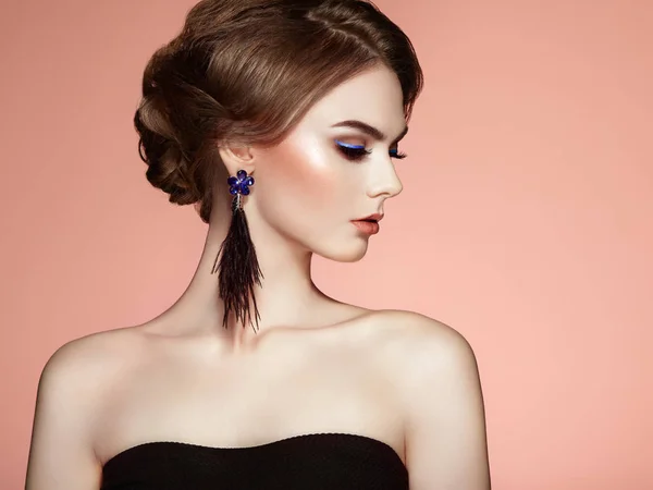 Hermosa Mujer Con Grandes Pendientes Borlas Joyería Color Negro Maquillaje — Foto de Stock