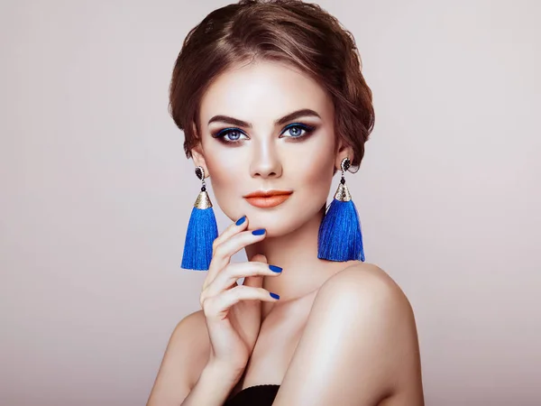 Hermosa Mujer Con Grandes Pendientes Borlas Joyería Color Azul Maquillaje —  Fotos de Stock