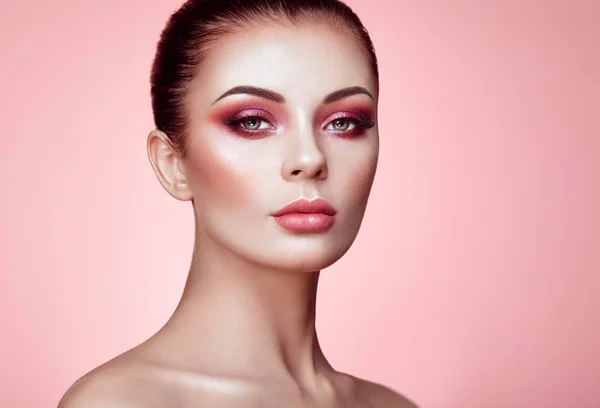 Vacker Ung Kvinna Med Ren Fräsch Hud Perfekt Makeup Skönhetsmode — Stockfoto