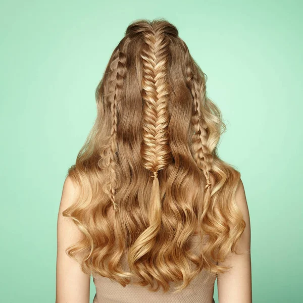 Blondes Mädchen Mit Langen Und Glänzenden Lockigen Haaren Schöne Modell — Stockfoto