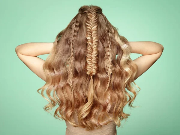 Blondynka Długą Lśniące Włosy Kręcone Piękny Model Kobieta Kręcone Fryzury — Zdjęcie stockowe