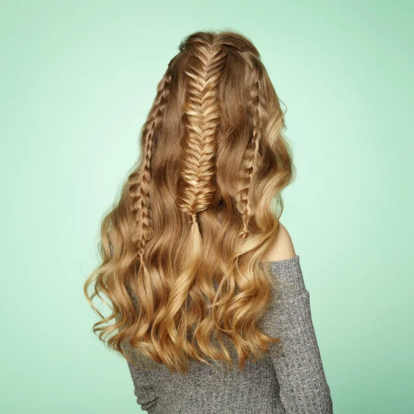Blondes Mädchen Mit Langen Und Glänzenden Lockigen Haaren Schöne Modell — Stockfoto