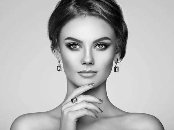 Portret Pięknej Kobiety Biżuterii Model Dziewczyna Manicure Paznokciach Elegancką Fryzurę — Zdjęcie stockowe
