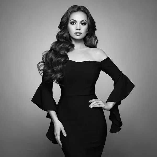 Hermosa Mujer Elegante Vestido Noche Negro Chica Morena Con Pelo —  Fotos de Stock