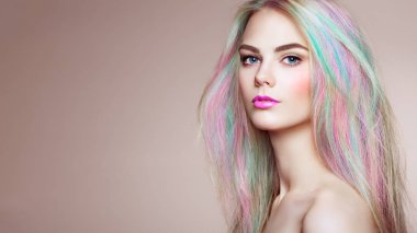 Güzellik moda renkli boyalı saç modeliyle. Mükemmel makyaj ve saç modeli ile kız. Mükemmel sağlıklı boyalı saç modeli. Gökkuşağı saç modelleri