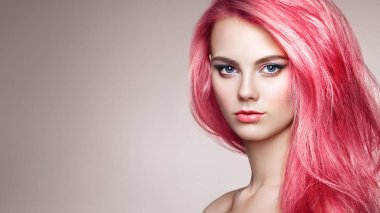 Güzellik moda renkli boyalı saç modeliyle. Mükemmel makyaj ve saç modeli ile kız