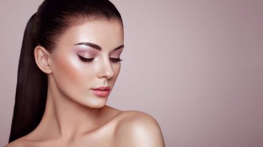 Temiz cilt güzel genç kadın. Mükemmel makyaj. Güzellik moda. Kirpik. Kozmetik göz farı 