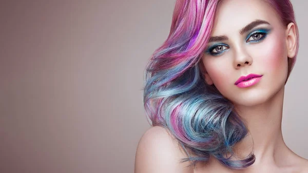 美容时尚模型与五颜六色的染发 女孩与完美的化妆和发型 模型与完美的健康染色头发 彩虹发型 — 图库照片