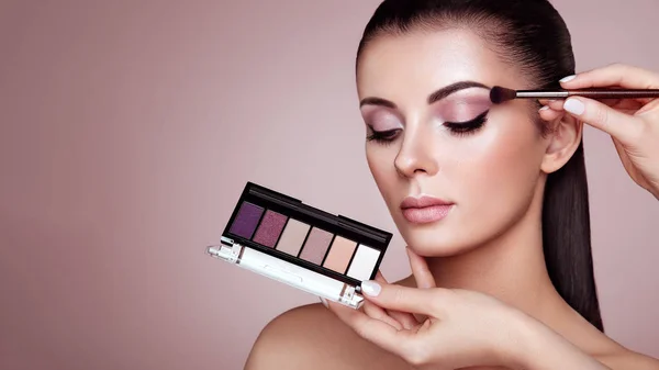 化妆师应用眼影 美丽的女人脸 完美的化妆 化妆的细节 完美皮肤的美女 指甲和指甲修整 眼影调色板 — 图库照片