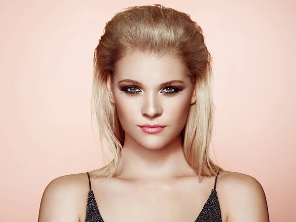 Blonde Junge Frau Mit Langen Glänzenden Haaren Schöne Modell Frau — Stockfoto