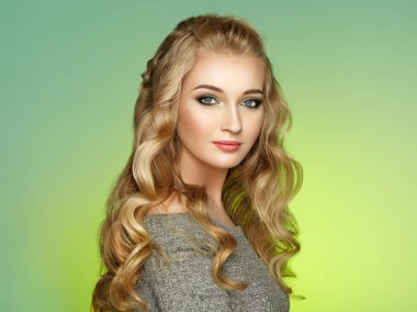 Sarışın kız uzun ve parlak kıvırcık saçlı. Güzel Model kadın kıvırcık saç modeli ile. Bakım ve Güzellik Saç ürünleri. Örgülü saç bayanla