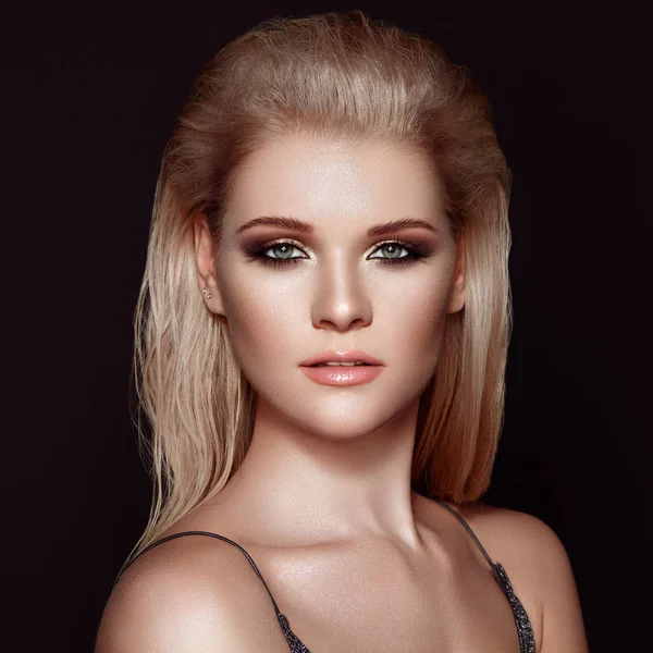 Blond Meisje Met Lange Glanzend Haar Mooi Model Vrouw Met — Stockfoto