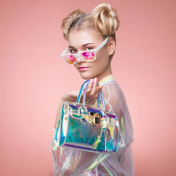 Loira Jovem Mulher Jaqueta Holográfica Lady Stylish Pink Eyeglasses Modelo — Fotografia de Stock