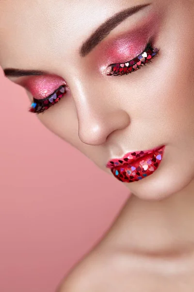 Oblicze Piękna Kobieta Sercem Makijaż Holiday Makijaż Walentynki Usta Różowa — Zdjęcie stockowe