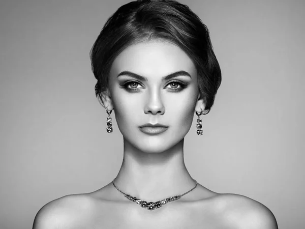 Portret Pięknej Kobiety Biżuterii Makijaż Moda Kosmetyki Elegancką Fryzurę Make — Zdjęcie stockowe