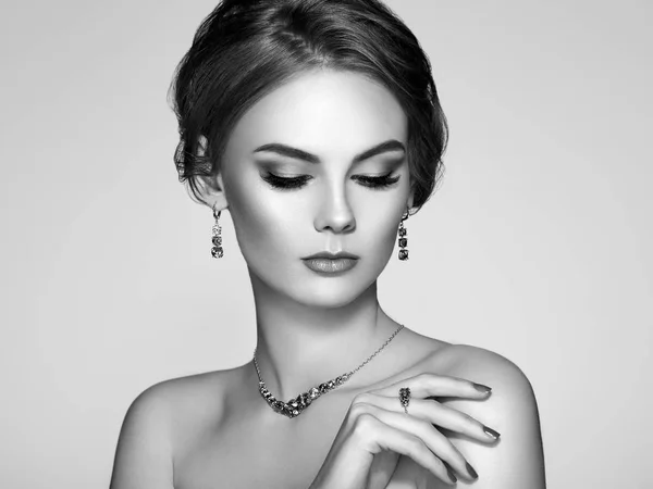 Retrato Mujer Hermosa Con Joyas Modelo Chica Con Manicura Magnífica —  Fotos de Stock