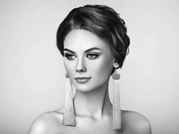 Όμορφη Γυναίκα Μεγάλες Φούντες Σκουλαρίκια Κοσμήματα Τέλειο Μακιγιάζ Και Κομψό — Φωτογραφία Αρχείου