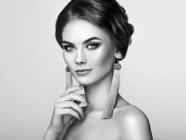 Vacker Kvinna Med Stora Örhängen Tofsar Smycken Perfekt Makeup Och — Stockfoto