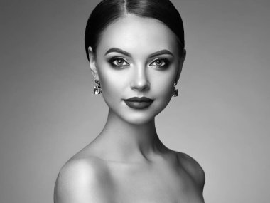 Temiz ciltli güzel bir genç kadın. Mükemmel makyaj. Güzellik modası. Kirpiklerim. Kozmetik göz farı. Işıklandırma. Kozmetoloji, Güzellik ve Spa