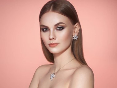 Uzun ve parlak düz saçlı esmer kız. Güzellik modası. Kirpiklerim. Kozmetik göz farı. Bakım ve Güzellik Ürünleri. Mükemmel Makyaj ve Mücevher