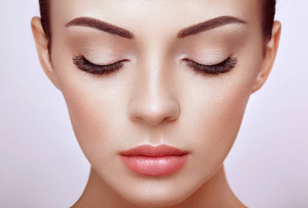 Vacker Kvinna Med Extremt Långa Falska Ögonfransar Ögonfransförlängning Makeup Kosmetika — Stockfoto
