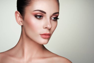 Temiz ciltli güzel bir genç kadın. Mükemmel makyaj. Güzellik modası. Kirpiklerim. Kozmetik göz farı. Işıklandırma. Kozmetoloji, Güzellik ve Spa