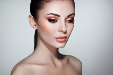 Temiz ciltli güzel bir genç kadın. Mükemmel makyaj. Güzellik modası. Kirpiklerim. Kozmetik göz farı. Işıklandırma. Kozmetoloji, Güzellik ve Spa