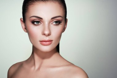 Temiz ciltli güzel bir genç kadın. Mükemmel makyaj. Güzellik modası. Kirpiklerim. Kozmetik göz farı. Işıklandırma. Kozmetoloji, Güzellik ve Spa