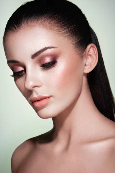 Vacker Ung Kvinna Med Ren Fräsch Hud Perfekt Makeup Skönhetsmode — Stockfoto