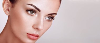 Güzel bir kadınla uzun yanlış eyelashes