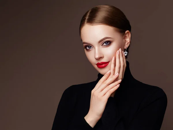 Bella faccia donna con trucco perfetto — Foto Stock