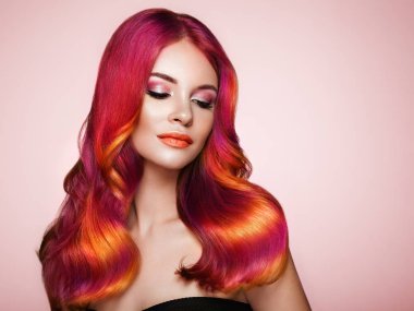 Renkli boyalı saçlı güzellik moda modeli kadın