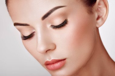 Güzel bir kadınla uzun yanlış eyelashes
