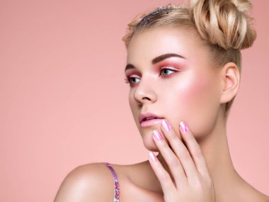 Şık ve parlak saç modeli ile sarışın kız