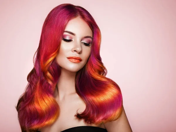 Modella di bellezza donna con i capelli colorati tinti — Foto Stock