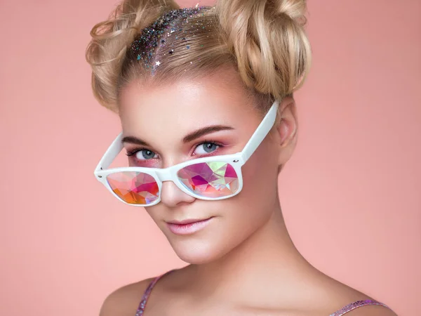 Retrato de hermosa mujer joven con gafas de colores —  Fotos de Stock