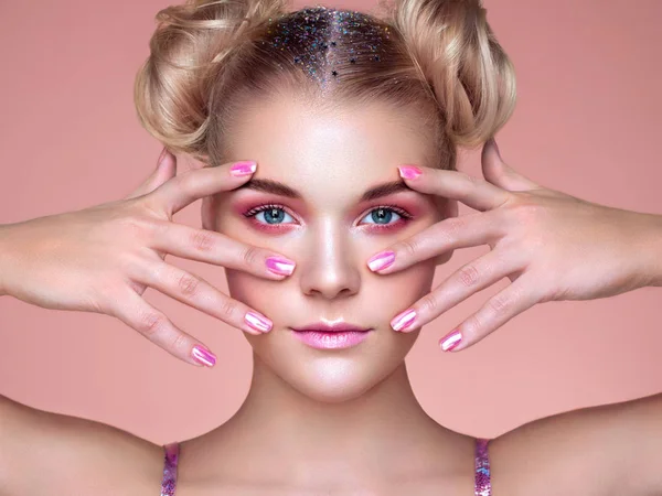 Menina loira com penteado elegante e brilhante — Fotografia de Stock