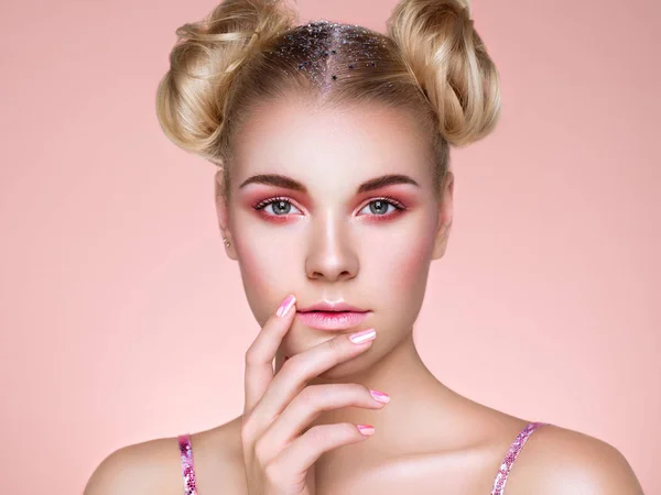 Blond flicka med elegant och glänsande frisyr — Stockfoto