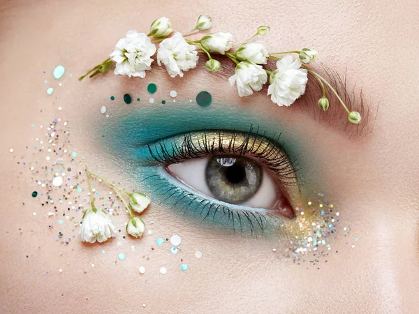 Augen Make-up Frau mit einer Blume — Stockfoto