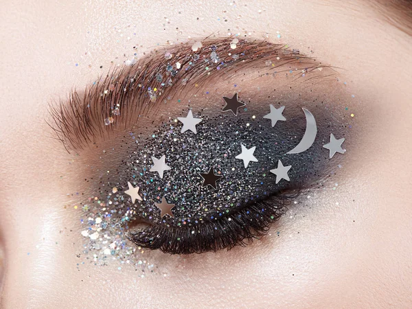 Oog make-up vrouw met decoratieve sterren — Stockfoto