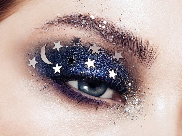 Maquillage des yeux femme avec des étoiles décoratives — Photo