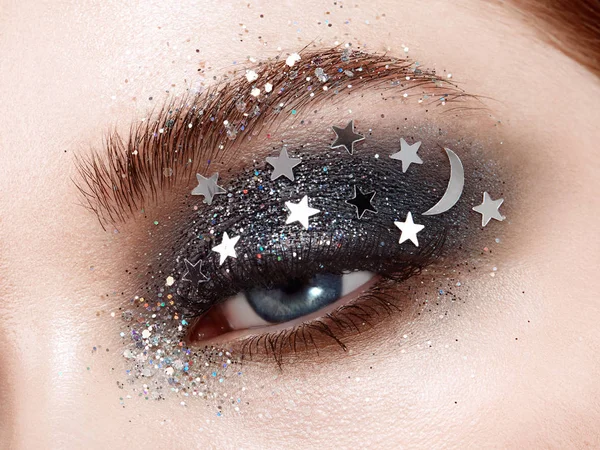 Maquillage des yeux femme avec des étoiles décoratives — Photo