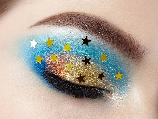 Oog make-up vrouw met decoratieve sterren — Stockfoto