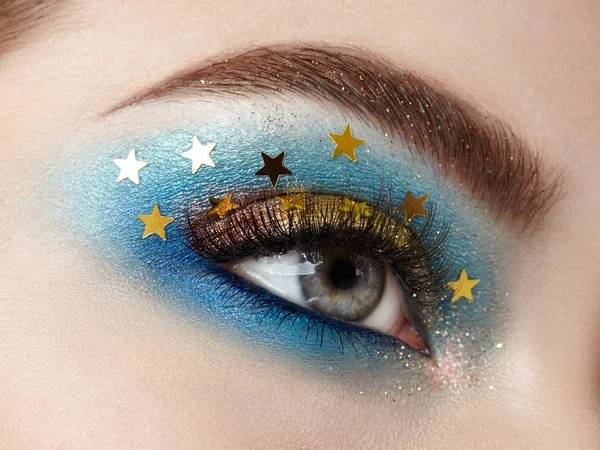 Mulher maquiagem olho com estrelas decorativas — Fotografia de Stock