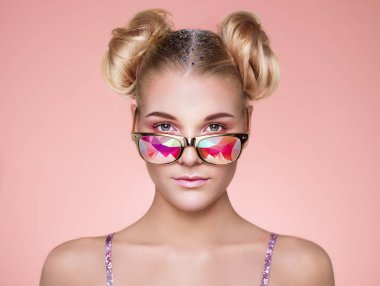 Renkli gözlüklü güzel genç kadın portresi