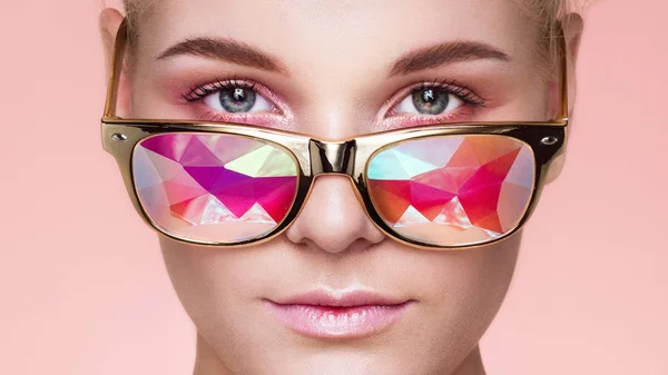 Retrato de bela jovem com óculos coloridos — Fotografia de Stock