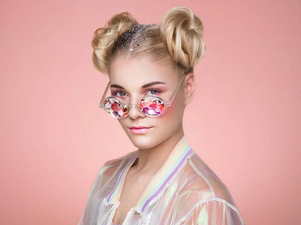 Blond ung kvinna i holografisk jacka — Stockfoto