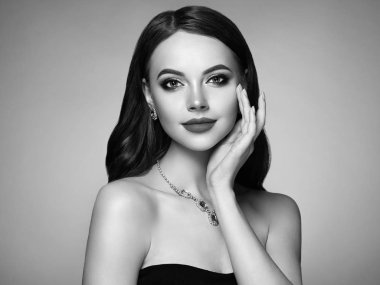 kıvırcık saçlı esmer kadın