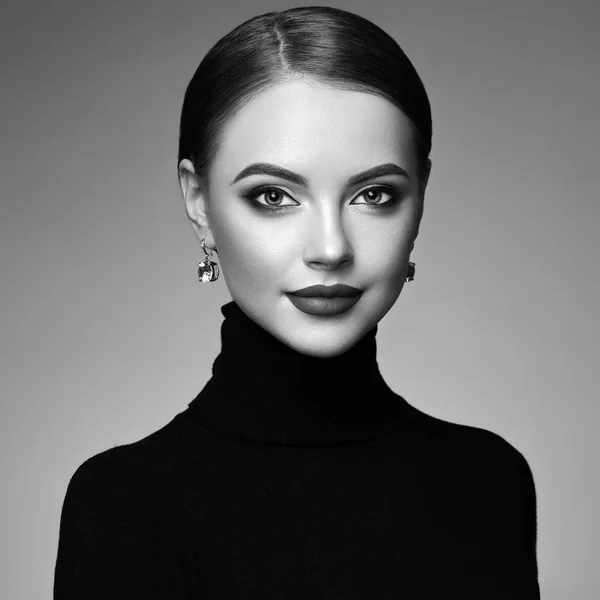 Vacker kvinna ansikte med perfekt makeup — Stockfoto